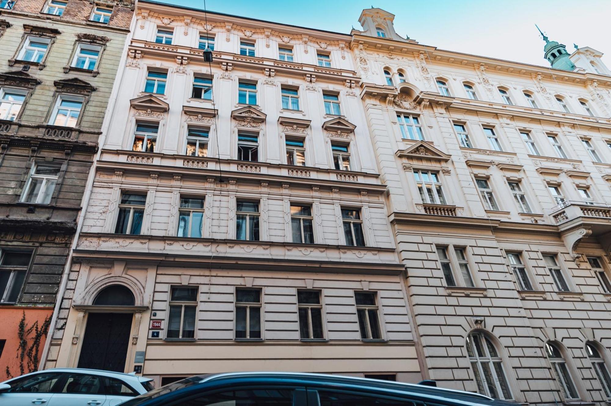 Two-Level Apart With A Terrace Near The Vltava River Praag Buitenkant foto